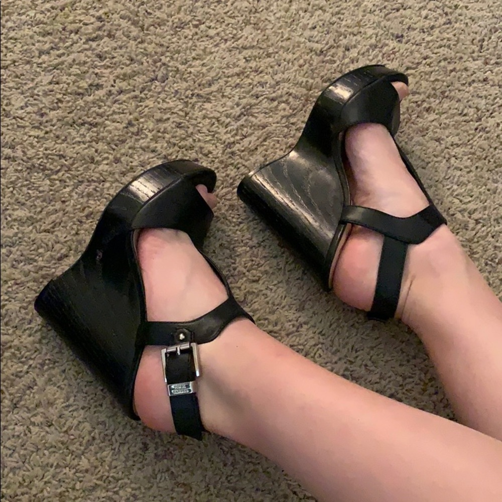 Black wedge